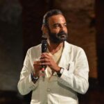 Kerem Alışık Instagram – Satın alınamayan şeyleri  seviyorum..deniz gibi..gökyüzü gibi..ay ışığı gibi..sevgi gibi .
İtalya da bana gösterdiğiniz sevgi  ve layık gördüğünüz  ödül için çok teşekkür ederim..
Ülkemizde yaptığımız güzel işlerin dünyanın her yerinde ilgi ve beğeni görmesi bizlere büyük bir gurur ve mutluluk veriyor..
Teşekkürler Sicilya ..