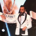 Kerem Alışık Instagram - Elimin üstünde Çolpan İlhan duruyordu.. tıpkı resimde olduğu gibi.. Sadri Alışık başımın üstündeydi sırça bir taç gibi... Dün gece onları görmeliydiniz ... Nasıl mutlu nasıl umutlu baktılar bize .. 24 yıllık bir özlemin hiç geride kalmadığını görür gibi...