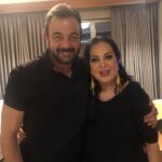 Kerem Alışık Instagram - Türkan Şoray... Türkan abla... Gözleri kaç Yeşilçam eder ..dudakları kaç karanfil.. Gülüşünde ne heykeller devrilir.. Adana da karşılaştık.. bir çay içimi sohbet ettik.. Gökyüzü bakışındaydı... ben de baktım.. Baktığım yerde o gece gözleri gözlerimde gökyüzü vardı.. Bütün sabahlar için iki bilet aldım gökyüzünün en umutlu ve gururlu yerinden..