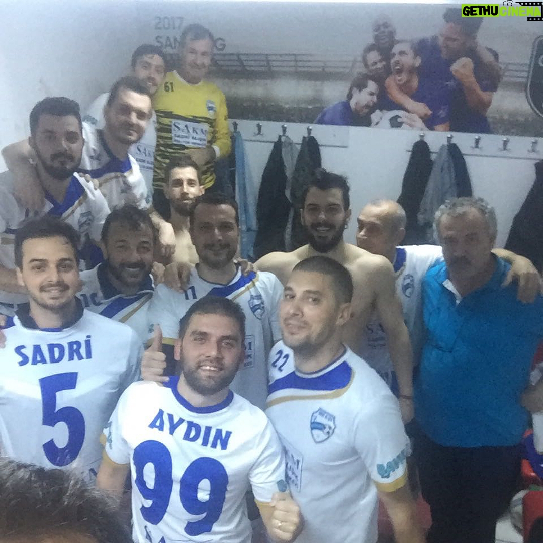 Kerem Alışık Instagram - #Repost @sakm_online with @get_repost ・・・ SAKM Futbol takımımız @efendilig de The Wall takımıyla yaptığı play-off maçını 7-1 kazanarak grubu lider tamamladı. Rakibimizi tebrik ediyor çeyrek finalde başarılar diliyoruz. #sanatsporbirarada