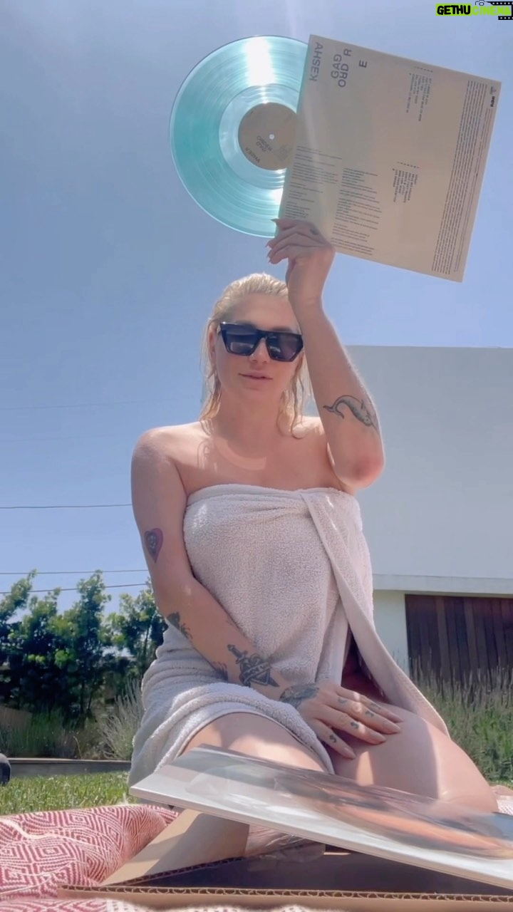Kesha Instagram - Sheβs even more beautiful than I could have ever imagined!!!! Yall HAVE to hear GAG ORDER on vinyl ! So go getcha this gorg Sea glass limited edition VINYL in my store ππ LINK IN BIO !