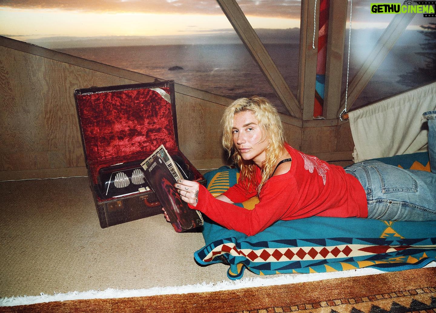 Kesha Instagram - Spent my January in the forest writing and teaching others how to write banger pop songs. Thank you @mathiasrosenzweig for the insightful convo about it — online now on vmagazine.com @vmagazine photo @lemkeimages @jwalkinglady