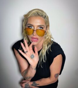 Kesha Instagram - Feeling like a billion ✨✨✨ THANK YOU ALL for bringing my first baby TiK ToK to ⁣ !!!! 1 BILLION STREAMS !!!!⁣ @spotify #billionsclub @todaystophits ⁣ Tell me ur fave memory with TikTok!