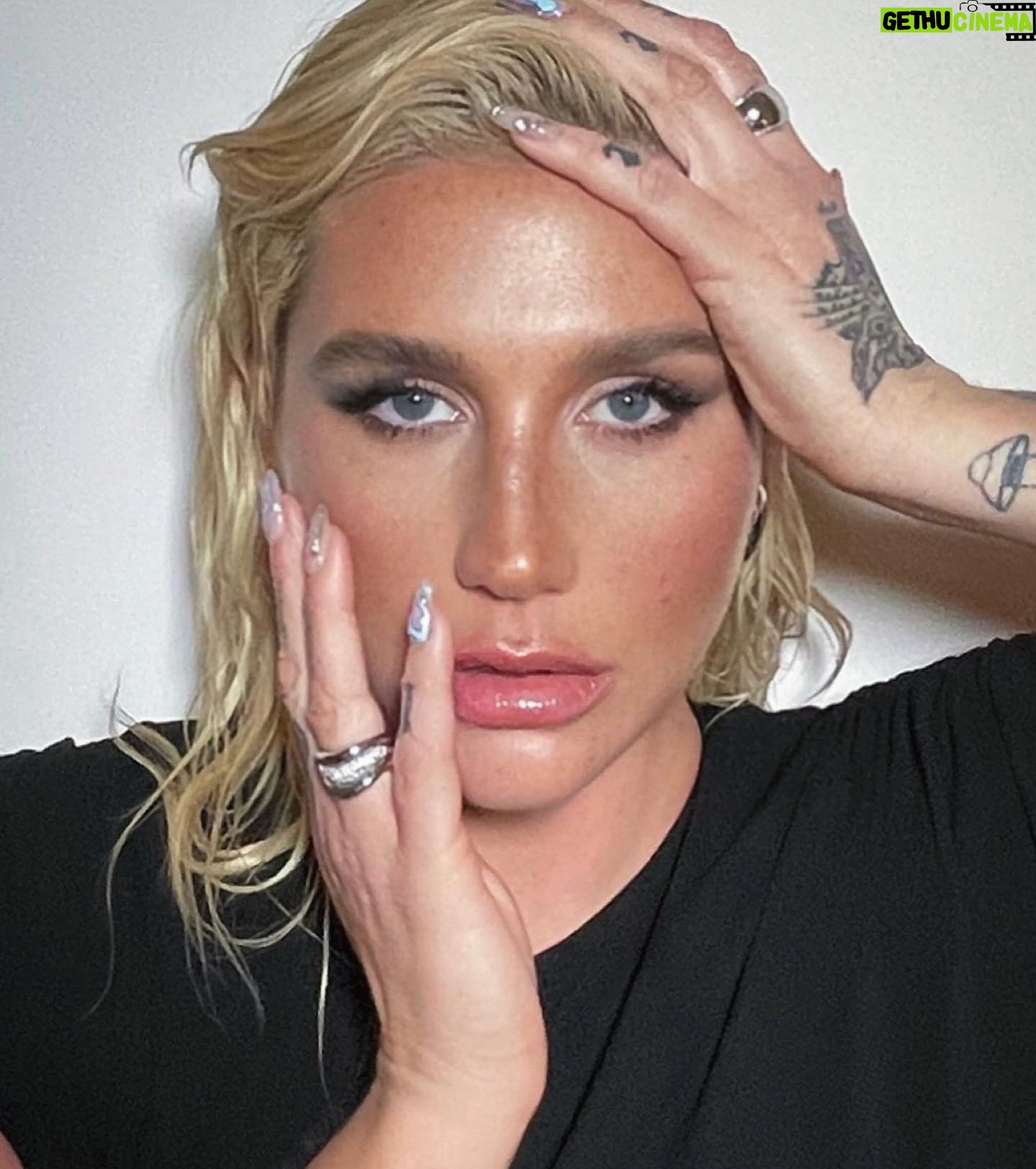 Kesha Instagram - Feeling like a billion ✨✨✨ THANK YOU ALL for bringing my first baby TiK ToK to !!!! 1 BILLION STREAMS !!!! @spotify #billionsclub @todaystophits Tell me ur fave memory with TikTok!