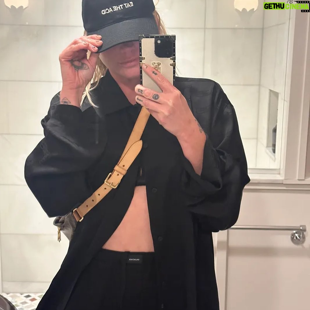 Kesha Instagram - After the show is the after party. After the party is the truck stop. every time it feels like Christmas… @voguemagazine Full tour diary on vogue.com