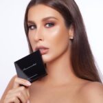 Ketevan Topuriya Instagram - Не было и секунды сомнений, когда моя талантливая @romanovamakeup загорелась идеей создания звездной коллекции палеток теней для век! Мы много лет вместе и я одна из первых, кто всегда тестирует новинки. Уже полгода я влюблена 🥰 в #SexyEyeshadowPalette COFFE &CHOCOLATE. В ней мы собрали мои самые любимые оттенки, все, чтобы сделать сделать тебя самой особенной, экстравагантной. При этом она очень универсальна и подойдет любому типу внешности. Не буду описывать текстуры, нанесение - пробуйте ❤️ Старт продаж уже сегодня!!! А первые 100 покупателей получат палетки с открытками с моим автографом 💫 Скорее переходи на сайт romanovamakeup.com или в аккаунт @romanovamakeup_store