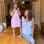 Ketevan Topuriya Instagram - Мама всегда рядом, всегда помогает, защищает и дарит любовь. Для Оливии я хочу быть именно такой - самой лучшей мамой в мире. Стараюсь всегда быть с ней на одной волне и вместе открывать что-то новое. Недавно увидела обновленную @sela_ru и удивилась, какие они стали классные! Выбрала на сайте несколько трендовых образов для нас) Смотрите в карусели! Материалы, кстати, очень приятные, натуральные! А еще у меня есть промокод KETI на скидку 15%💫 Он действует на все, в том числе на распродажу, до -50%, на сайте sela.ru, а во всех магазинах - делюсь им с вами! Любите и будьте любимы!❤️