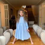 Ketevan Topuriya Instagram - Мама всегда рядом, всегда помогает, защищает и дарит любовь. Для Оливии я хочу быть именно такой - самой лучшей мамой в мире. Стараюсь всегда быть с ней на одной волне и вместе открывать что-то новое. Недавно увидела обновленную @sela_ru и удивилась, какие они стали классные! Выбрала на сайте несколько трендовых образов для нас) Смотрите в карусели! Материалы, кстати, очень приятные, натуральные! А еще у меня есть промокод KETI на скидку 15%💫 Он действует на все, в том числе на распродажу, до -50%, на сайте sela.ru, а во всех магазинах - делюсь им с вами! Любите и будьте любимы!❤️