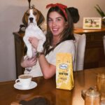 Ketevan Topuriya Instagram – В эти предновогодние дни всегда хочется замедлиться, побыть с семьей, укутавшись домашним уютом. 🤗А ещё помечтать и «попутешествовать» не выходя из дома, )))🤪и лучше это сделать вместе с кофе @paulig_russia👌🏽

Коллекция City Café вдохновлена атмосферой, стилем жизни и кофейными традициями мировых столиц. 
Каждый «город» – это специально созданный бленд кофе высокого качества, разработанный по характерным вкусовым предпочтениям данной местности, идеальный для традиционных рецептов и моментам потребления кофе, это определенная степень обжарки, восхитительный вкус и уникальная дизайнерская упаковка. 

Один глоток – и мгновенно телепортируешься в культовый город! :)
Например я – в Нью-Йорк! 🤩Город, который никогда не спит, со своей неповторимой атмосферой, в котором так хочется гулять и мечтать! Именно в Нью-Йорке я впервые увидела породу собаки бигль и у меня появилась мечта завести себе такую. 🤞🏽Теперь я наслаждаюсь утренним кофе в компании Lucky 🐶

Расскажите и вы о самых необычных сувенирах, которые вы привозили друзьям из путешествий или, наоборот, друзья привозили вам! 🤗

-Отмечайте друзей под этим постом
-Подписывайтесь на @paulig_russia
-Не забывайте поставить лайк
Авторы самых интересных историй и их друзья получат подарки от меня – всю коллекцию кофе City Café (4 культовых города)!☺️

#PauligCityCafe