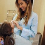 Ketevan Topuriya Instagram - «Чистить зубы скучно» — слышала, пожалуй, каждая мама. Мы с Оливией решили подойти к этому процессу креативно и смешали две пасты, чтобы получить новый «волшебный» вкус, который придумали сами. Помимо интересных вкусов «арбуз» и «виноград», яркого цвета и блесток, пасты Juicy Lab от SPLAT (@splat_global) содержат в составе фторид 1000 ppm: он укрепляет эмаль, эффективно защищает от кариеса и уменьшает количество бактерий во рту. Еще у Juicy Lab есть яркие зубные щетки «Магия Единорога» для деток 6 с интересной ручкой витой формы, напоминающей рог единорога, и дугообразной подрезкой щетины, что очень кстати во время смены прикуса. Все вместе это делает чистку зубов для детей волшебной и совсем не скучной! Попробуйте «Чистую магию» вместе с Juicy Lab! Тем более, на WB сейчас скидки до 50% на всю линейку.