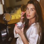 Ketevan Topuriya Instagram – Всем привет! Хочу рассказать вам про продукт, с которым решила познакомиться – TIME-FILLER от лаборатории Filorga. В этой красивой баночке – уход за кожей лица, необходимый в эту предновогоднюю пору, чтобы кожа была упругой и сияющей! Крем обладает освежающей эластичной текстурой, мгновенно впитывается, делая кожу мягкой и бархатистой. Filorga – одна из самых востребованных косметических марок во Франции, которая разрабатывает революционные средства по уходу за кожей.
Их средства включают в себя ингредиенты, которые раньше были доступны лишь в инъекциях. Собираюсь еще попробовать крем-бустер для сияния кожи Oxygen Glow, созданный по технологии PhotoPerfector HD со специальным пептидом для улучшения кожи и эксфолиант-мусс Scrub & Detox для интенсивного очищения, сочетающий в себе микросферы вулканического происхождения и папаин, обладающий обновляющими свойствами.
А вы пробовали продукцию от Filorga? Расскажите про ваши фавориты😇
@filorga_russia #filorgarussia #филорга