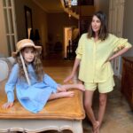 Ketevan Topuriya Instagram – Мама всегда рядом, всегда помогает, защищает и дарит любовь. Для Оливии я хочу быть именно такой – самой лучшей мамой в мире. Стараюсь всегда быть с ней на одной волне и вместе открывать что-то новое. Недавно увидела обновленную @sela_ru и удивилась, какие они стали классные! Выбрала на сайте несколько трендовых образов для нас) Смотрите в карусели! Материалы, кстати, очень приятные, натуральные! А еще у меня есть промокод KETI на скидку 15%💫 Он действует на все, в том числе на распродажу, до -50%, на сайте sela.ru, а во всех магазинах – делюсь им с вами!
Любите и будьте любимы!❤️