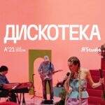 Ketevan Topuriya Instagram - Песни из альбома А’21 получили не только яркие live-видео - мы добавили новых красок и освежили их звучание. Заметили? Включайте «Дискотеку» в стиле цитрусового микса! Лайв на эту песню мы решили снимать с аккустическими барабанами, что сыграло с нами злую шутку, потому что громыхающие в больших стенах павильона барабаны так и норовили "залезть" в микрофоны. Но мы знали, что с этим делать… Смотрите live-видео на песню «Дискотека» уже на ❗YouTube❗ [ссылка в описании] Video produced by õzen @ozenxo A’STUDIO @astudio_group Keyboards: Baygali Serkebaev @baigali_astudio Vocal: Keti Topuria @keti_one_official Bass: Vladimir Mikloshich Drums: Eugeniy Dalsky Guitar: Sergey Kumin Music produced by Baygali Serkebaev & Ilya Zudin @zudinilya & Sergey Sorokin Music & lyrics: Baygali Serkebaev & Ilya Zudin