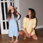 Ketevan Topuriya Instagram – Мама всегда рядом, всегда помогает, защищает и дарит любовь. Для Оливии я хочу быть именно такой – самой лучшей мамой в мире. Стараюсь всегда быть с ней на одной волне и вместе открывать что-то новое. Недавно увидела обновленную @sela_ru и удивилась, какие они стали классные! Выбрала на сайте несколько трендовых образов для нас) Смотрите в карусели! Материалы, кстати, очень приятные, натуральные! А еще у меня есть промокод KETI на скидку 15%💫 Он действует на все, в том числе на распродажу, до -50%, на сайте sela.ru, а во всех магазинах – делюсь им с вами!
Любите и будьте любимы!❤️