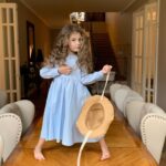 Ketevan Topuriya Instagram – Мама всегда рядом, всегда помогает, защищает и дарит любовь. Для Оливии я хочу быть именно такой – самой лучшей мамой в мире. Стараюсь всегда быть с ней на одной волне и вместе открывать что-то новое. Недавно увидела обновленную @sela_ru и удивилась, какие они стали классные! Выбрала на сайте несколько трендовых образов для нас) Смотрите в карусели! Материалы, кстати, очень приятные, натуральные! А еще у меня есть промокод KETI на скидку 15%💫 Он действует на все, в том числе на распродажу, до -50%, на сайте sela.ru, а во всех магазинах – делюсь им с вами!
Любите и будьте любимы!❤️