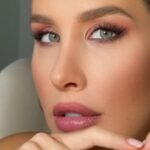 Ketevan Topuriya Instagram – Весной всегда хочется быть красивой❤️
Сделали свежий и сочный макияж от @belor_design

Я выбрала для себя:

Консилер SOFT FOCUS со светоотражающими частицами, создает эффект мягкого фокуса. Невесомое покрытие, осветляет зону вокруг глаз. 

Палетка SCULPTING TRIO – профессионально подобранные универсальные оттенки и текстуры хайлайтера, румян и скульптора. С ее помощью легко подчеркивать контуры лица и скрывать недостатки.

Палетка теней INTELLECT – 9 розово-красных оттенков, которые станут идеальным инструментом для создания как базового макияжа, так яркого и смелого. 

Блеск для губ BALAGUMM – насыщенность цвета и зеркальное сияние. Питательная нелипкая текстура, визуально  придает губам дополнительный объем.