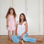 Ketevan Topuriya Instagram – Мама всегда рядом, всегда помогает, защищает и дарит любовь. Для Оливии я хочу быть именно такой – самой лучшей мамой в мире. Стараюсь всегда быть с ней на одной волне и вместе открывать что-то новое. Недавно увидела обновленную @sela_ru и удивилась, какие они стали классные! Выбрала на сайте несколько трендовых образов для нас) Смотрите в карусели! Материалы, кстати, очень приятные, натуральные! А еще у меня есть промокод KETI на скидку 15%💫 Он действует на все, в том числе на распродажу, до -50%, на сайте sela.ru, а во всех магазинах – делюсь им с вами!
Любите и будьте любимы!❤️