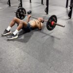 Kevin Hart Instagram - The level of fun that we have when we train is ridiculous….. all dogs have to mark their spots….I have to piss on the machines after this set 😂😂😂😂😂 Shoutout to my training partners in crime @justtrain @hgoodspeed @lilmu24 @johnburgandee …. Energy is important…. I love ours fellas #HustleHart