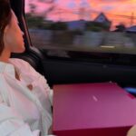 Khánh Linh Instagram – Vậy là đã một tuần tròn kể từ ngày Yoyo đi. Ngày con đi, hoàng hôn thật rực rỡ và là hoàng hôn dài nhất ở Sài Gòn mà mình từng thấy. Mỗi ngày thức dậy mình đều quan sát cảm xúc của mình và cách bản thân mình đối mặt với chuyện này.
Có nỗi buồn lớn và cả nỗi nhớ dành cho con thật nhiều, có cả những tiếc nuối vì nhận ra nhiều lúc mình đã sống thật vội vã mà không kịp có thêm những khoảnh khắc tuyệt vời với con. Nhớ đôi mắt buồn, cái mông hay lắc và những cái hôn buổi sáng của con. Những ngày đầu tiên con đi mình cảm thấy mất mát thật nhiều, nhưng đến hôm nay mình thấy thật biết ơn vì con đã đến với mình lúc đó. Những ngày đầu bắt đầu lại ở Sài Gòn thật cô đơn nhưng ổn hơn vì có con, con len lỏi vào trái tim mình, dạy mình cách yêu, dạy mình trách nhiệm và là chỗ dựa tinh thần thật sự – luôn đồng cảm mỗi khi mình buồn. Tới bây giờ, khi mình đã bắt đầu mở lòng hơn với mọi thứ, vũ trụ đã đưa cho con một hành trình khác. Nhưng với mình con vẫn ở đây, trong tim mình và trong từng khoảnh khắc. Con ở trên chiếc ghế con hay ngồi mỗi khi ăn cơm, trên góc sofa vàng bên trái, trong khoảnh khắc mình thức giấc, một phần trong trái tim mình. Con ở trong mình. Mình đã bước qua được cảm giác mất mát, con dạy mình hiểu rằng với những trải nghiệm tiếp theo, mình cần sống ở hiện tại hơn, để không còn nuối tiếc. Đó là một món quà lớn mà vũ trụ tặng mình, thông qua hành trình với con.
Letting go, letting be and surrendering to the presence.
Thanks for the companionship.