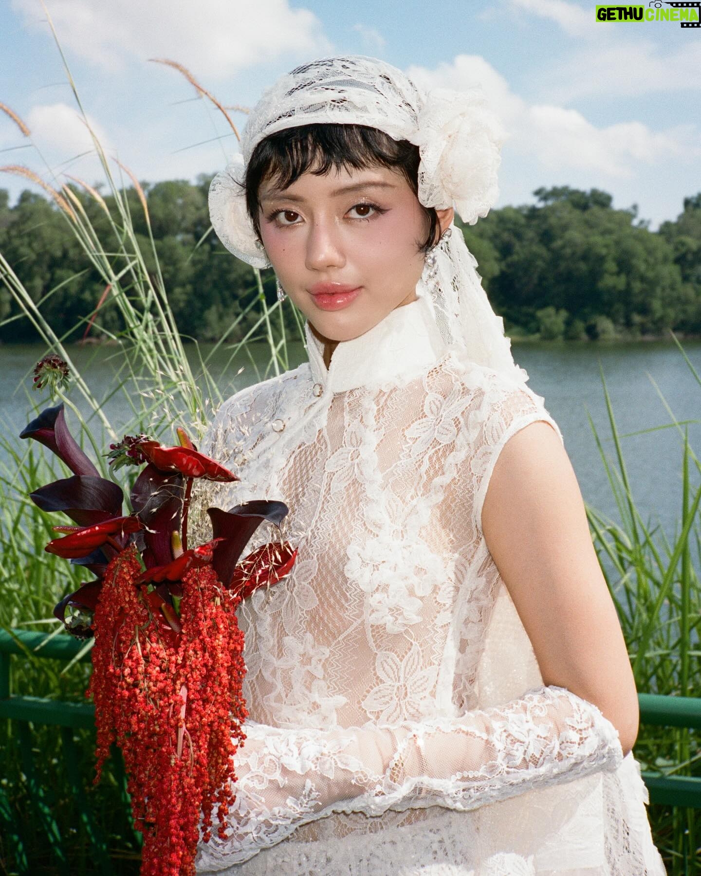 Khánh Linh - 72.1K Likes - Ngày hôm qua là lễ ăn hỏi - đón dâu của tụi mình…
3 tuần qua, trải qua bao nhiêu cảm xúc hồi hộp, mong chờ tới cả căng thẳng, thì buổi lễ đã diễn ra thực sự quá là trọn vẹn và tràn ngập hạnh phúc với tụi mình. 2 đứa mình đều tính cách cũng tự lập, thế nên lễ truyền thống lần này chúng mình cũng xin phép gia đình cho “bọn con được tổ chức theo mong muốn của bọn con”. Rất là may mắn chúng mình được bố mẹ đồng ý, chỉ có điều rất là hồi hộp và căng thẳng không biết mọi thứ có diễn ra suôn sẻ hay không, có “hợp tình hợp ý” bố mẹ gia đình 2 bên không. Tới cuối lễ hôm qua, khi thấy mọi người đều vui, chúng mình mới thở phào “làm được rồi!”..
Chân thành cám ơn chị @gianginthemood , team @theflab.weddingplanner , @thangmuoihai.decor và đặc biệt là team @coemtrendy đã đồng hành cùng Linh và Kông để buổi lễ diễn ra trọn vẹn❤️
Cám ơn tất cả tình yêu thương của mọi người với chúng mình❤️
Photos by @huyvule , @thanhdad