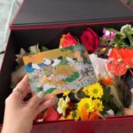 Khánh Linh Instagram - Vậy là đã một tuần tròn kể từ ngày Yoyo đi. Ngày con đi, hoàng hôn thật rực rỡ và là hoàng hôn dài nhất ở Sài Gòn mà mình từng thấy. Mỗi ngày thức dậy mình đều quan sát cảm xúc của mình và cách bản thân mình đối mặt với chuyện này. Có nỗi buồn lớn và cả nỗi nhớ dành cho con thật nhiều, có cả những tiếc nuối vì nhận ra nhiều lúc mình đã sống thật vội vã mà không kịp có thêm những khoảnh khắc tuyệt vời với con. Nhớ đôi mắt buồn, cái mông hay lắc và những cái hôn buổi sáng của con. Những ngày đầu tiên con đi mình cảm thấy mất mát thật nhiều, nhưng đến hôm nay mình thấy thật biết ơn vì con đã đến với mình lúc đó. Những ngày đầu bắt đầu lại ở Sài Gòn thật cô đơn nhưng ổn hơn vì có con, con len lỏi vào trái tim mình, dạy mình cách yêu, dạy mình trách nhiệm và là chỗ dựa tinh thần thật sự - luôn đồng cảm mỗi khi mình buồn. Tới bây giờ, khi mình đã bắt đầu mở lòng hơn với mọi thứ, vũ trụ đã đưa cho con một hành trình khác. Nhưng với mình con vẫn ở đây, trong tim mình và trong từng khoảnh khắc. Con ở trên chiếc ghế con hay ngồi mỗi khi ăn cơm, trên góc sofa vàng bên trái, trong khoảnh khắc mình thức giấc, một phần trong trái tim mình. Con ở trong mình. Mình đã bước qua được cảm giác mất mát, con dạy mình hiểu rằng với những trải nghiệm tiếp theo, mình cần sống ở hiện tại hơn, để không còn nuối tiếc. Đó là một món quà lớn mà vũ trụ tặng mình, thông qua hành trình với con. Letting go, letting be and surrendering to the presence. Thanks for the companionship.