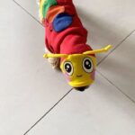 Khánh Linh Instagram – Vậy là đã một tuần tròn kể từ ngày Yoyo đi. Ngày con đi, hoàng hôn thật rực rỡ và là hoàng hôn dài nhất ở Sài Gòn mà mình từng thấy. Mỗi ngày thức dậy mình đều quan sát cảm xúc của mình và cách bản thân mình đối mặt với chuyện này.

Có nỗi buồn lớn và cả nỗi nhớ dành cho con thật nhiều, có cả những tiếc nuối vì nhận ra nhiều lúc mình đã sống thật vội vã mà không kịp có thêm những khoảnh khắc tuyệt vời với con. Nhớ đôi mắt buồn, cái mông hay lắc và những cái hôn buổi sáng của con. Những ngày đầu tiên con đi mình cảm thấy mất mát thật nhiều, nhưng đến hôm nay mình thấy thật biết ơn vì con đã đến với mình lúc đó. Những ngày đầu bắt đầu lại ở Sài Gòn thật cô đơn nhưng ổn hơn vì có con, con len lỏi vào trái tim mình, dạy mình cách yêu, dạy mình trách nhiệm và là chỗ dựa tinh thần thật sự – luôn đồng cảm mỗi khi mình buồn. Tới bây giờ, khi mình đã bắt đầu mở lòng hơn với mọi thứ, vũ trụ đã đưa cho con một hành trình khác. Nhưng với mình con vẫn ở đây, trong tim mình và trong từng khoảnh khắc. Con ở trên chiếc ghế con hay ngồi mỗi khi ăn cơm, trên góc sofa vàng bên trái, trong khoảnh khắc mình thức giấc, một phần trong trái tim mình. Con ở trong mình. Mình đã bước qua được cảm giác mất mát, con dạy mình hiểu rằng với những trải nghiệm tiếp theo, mình cần sống ở hiện tại hơn, để không còn nuối tiếc. Đó là một món quà lớn mà vũ trụ tặng mình, thông qua hành trình với con.

Letting go, letting be and surrendering to the presence.

Thanks for the companionship.