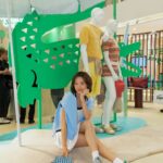 Khánh Linh Instagram – Tennis-core entered the chat!

Tennis-core đã rậm rịch trở lại từ năm trước, nhưng năm nay mới thực sự bùng nổ trên social, đi song song với dòng chảy của cả quiet-luxury. Và LACOSTE chính là cái tên kết hợp được cả 2 xu hướng này, và mình thì chắc chắn không thể bỏ qua rồi ! BST mới Summer Pack của Lacoste vừa được ra mắt tại Popup store cực xinh tại Saigon Centre, chỉ từ 14-19/5 thôi nha mọi người ơi, đừng bỏ qua nhé vì đồ đẹp lắm❤️

@lacoste
 #LacosteSaigon
 #Lacostesummer