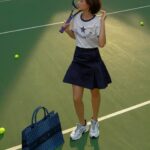 Khánh Linh Instagram - Time for a quick match. 🎾 I’m just in love with the new Dior Book Tote in denim oblique❤️ @dior #DiorFall24 #DiorBookTote