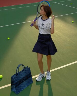 Khánh Linh Instagram - Time for a quick match. 🎾

I’m just in love with the new Dior Book Tote in denim oblique❤️ 

@dior  #DiorFall24 #DiorBookTote