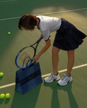 Khánh Linh Instagram - Time for a quick match. 🎾

I’m just in love with the new Dior Book Tote in denim oblique❤️ 

@dior  #DiorFall24 #DiorBookTote