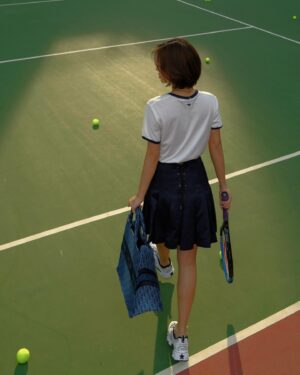 Khánh Linh Instagram - Time for a quick match. 🎾

I’m just in love with the new Dior Book Tote in denim oblique❤️ 

@dior  #DiorFall24 #DiorBookTote