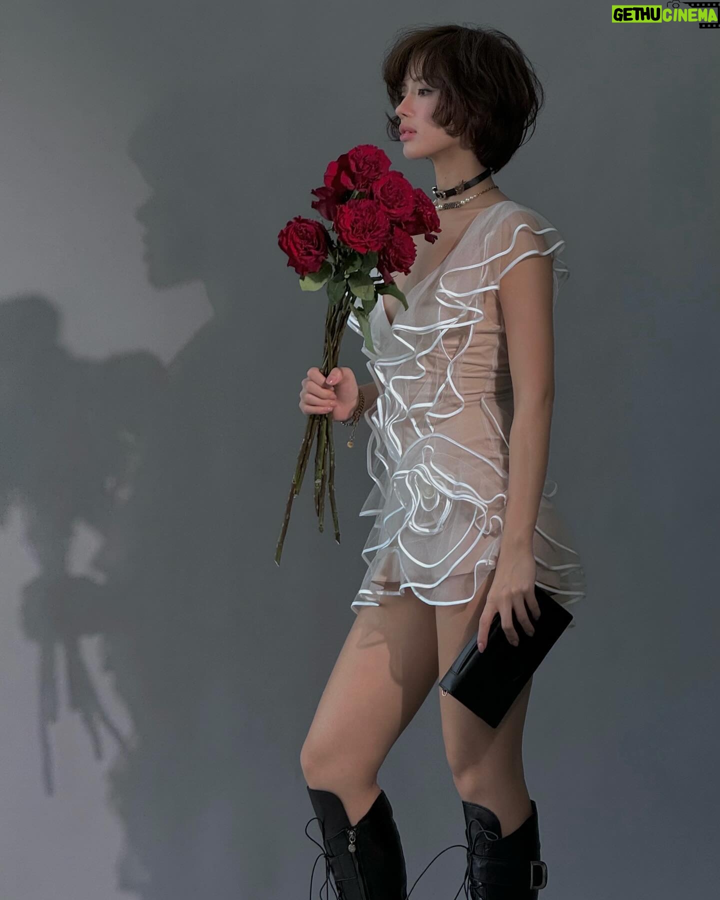 Khánh Linh - 24K Likes - Flowers on my mind.
Dresses: @datt_official
Flowers: @morri.concept