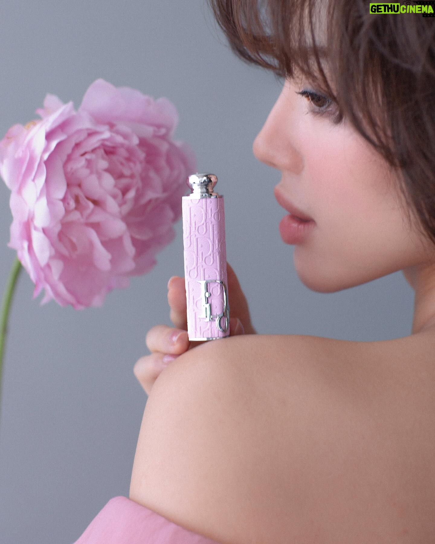 Khánh Linh Instagram - Dior Addict, the icon of high-shine lipstick🖤 Mê mẩn BST Couture Cases mới của Dior với 3 thiết kế mới Rosemania , Pink Oblique, Silver Cannage cùng với thiết lế iconic Black Lacquer - sơn mài đen. Mỗi một thiết kế cho mình cảm hứng đặc biệt để thể hiện một mặt nữ tính riêng của bản thân. BST cũng ra mắt kèm 5 shades mới cực xinh và theo Linh thấy là rất hợp làn da Châu Á của chúng mình. Texture dưỡng của Dior Addict thì ai cũng biết là mềm mịn như bơ, đặt son lên môi là thấy tan chảy rồi đó ❤️ Thử trải nghiệm BST Dior Addict mới này ở toàn bộ Boutique của Dior Beauty nha các nàng! #DIORADDICT @DIORBEAUTY @DIOR @DIORBEAUTYLOVERS