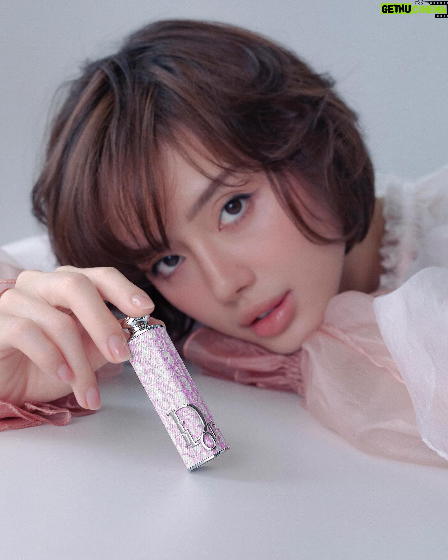 Khánh Linh Instagram - Dior Addict, the icon of high-shine lipstick🖤 Mê mẩn BST Couture Cases mới của Dior với 3 thiết kế mới Rosemania , Pink Oblique, Silver Cannage cùng với thiết lế iconic Black Lacquer - sơn mài đen. Mỗi một thiết kế cho mình cảm hứng đặc biệt để thể hiện một mặt nữ tính riêng của bản thân. BST cũng ra mắt kèm 5 shades mới cực xinh và theo Linh thấy là rất hợp làn da Châu Á của chúng mình. Texture dưỡng của Dior Addict thì ai cũng biết là mềm mịn như bơ, đặt son lên môi là thấy tan chảy rồi đó ❤️ Thử trải nghiệm BST Dior Addict mới này ở toàn bộ Boutique của Dior Beauty nha các nàng! #DIORADDICT @DIORBEAUTY @DIOR @DIORBEAUTYLOVERS