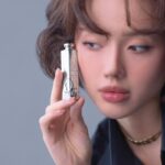 Khánh Linh Instagram - Dior Addict, the icon of high-shine lipstick🖤 Mê mẩn BST Couture Cases mới của Dior với 3 thiết kế mới Rosemania , Pink Oblique, Silver Cannage cùng với thiết lế iconic Black Lacquer - sơn mài đen. Mỗi một thiết kế cho mình cảm hứng đặc biệt để thể hiện một mặt nữ tính riêng của bản thân. BST cũng ra mắt kèm 5 shades mới cực xinh và theo Linh thấy là rất hợp làn da Châu Á của chúng mình. Texture dưỡng của Dior Addict thì ai cũng biết là mềm mịn như bơ, đặt son lên môi là thấy tan chảy rồi đó ❤️ Thử trải nghiệm BST Dior Addict mới này ở toàn bộ Boutique của Dior Beauty nha các nàng! #DIORADDICT @DIORBEAUTY @DIOR @DIORBEAUTYLOVERS