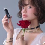 Khánh Linh Instagram - Dior Addict, the icon of high-shine lipstick🖤 Mê mẩn BST Couture Cases mới của Dior với 3 thiết kế mới Rosemania , Pink Oblique, Silver Cannage cùng với thiết lế iconic Black Lacquer - sơn mài đen. Mỗi một thiết kế cho mình cảm hứng đặc biệt để thể hiện một mặt nữ tính riêng của bản thân. BST cũng ra mắt kèm 5 shades mới cực xinh và theo Linh thấy là rất hợp làn da Châu Á của chúng mình. Texture dưỡng của Dior Addict thì ai cũng biết là mềm mịn như bơ, đặt son lên môi là thấy tan chảy rồi đó ❤️ Thử trải nghiệm BST Dior Addict mới này ở toàn bộ Boutique của Dior Beauty nha các nàng! #DIORADDICT @DIORBEAUTY @DIOR @DIORBEAUTYLOVERS