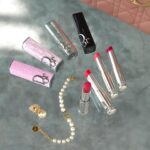Khánh Linh Instagram - Dior Addict, the icon of high-shine lipstick🖤 Mê mẩn BST Couture Cases mới của Dior với 3 thiết kế mới Rosemania , Pink Oblique, Silver Cannage cùng với thiết lế iconic Black Lacquer - sơn mài đen. Mỗi một thiết kế cho mình cảm hứng đặc biệt để thể hiện một mặt nữ tính riêng của bản thân. BST cũng ra mắt kèm 5 shades mới cực xinh và theo Linh thấy là rất hợp làn da Châu Á của chúng mình. Texture dưỡng của Dior Addict thì ai cũng biết là mềm mịn như bơ, đặt son lên môi là thấy tan chảy rồi đó ❤️ Thử trải nghiệm BST Dior Addict mới này ở toàn bộ Boutique của Dior Beauty nha các nàng! #DIORADDICT @DIORBEAUTY @DIOR @DIORBEAUTYLOVERS