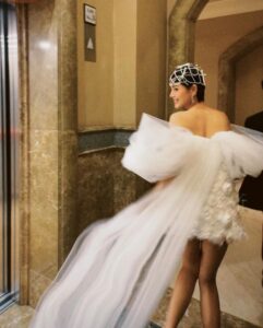 Khánh Linh Instagram - Yayyy🫶🏻 Tui thấy mình cười hơi lố rồi đó🥰 Cám ơn anh @_lethanhhoa_ @lethanhhoa_bridal đã dành tặng em chiếc đầm quá là xinh đẹp và bay bổng❤️ Cám ơn bác @kyophanacademy đã makeup cho tui thật xinh.. Và cám ơn 2 em bé @vananh____do @jus.tiee__ đã ở cạnh chị ngày hôm đó❤️ 📷 @vananh____do