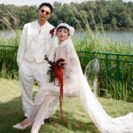Khánh Linh Instagram – Ngày hôm qua là lễ ăn hỏi – đón dâu của tụi mình…

3 tuần qua, trải qua bao nhiêu cảm xúc hồi hộp, mong chờ tới cả căng thẳng, thì buổi lễ đã diễn ra thực sự quá là trọn vẹn và tràn ngập hạnh phúc với tụi mình. 2 đứa mình đều tính cách cũng tự lập, thế nên lễ truyền thống lần này chúng mình cũng xin phép gia đình cho “bọn con được tổ chức theo mong muốn của bọn con”. Rất là may mắn chúng mình được bố mẹ đồng ý, chỉ có điều rất là hồi hộp và căng thẳng không biết mọi thứ có diễn ra suôn sẻ hay không, có “hợp tình hợp ý” bố mẹ gia đình 2 bên không. Tới cuối lễ hôm qua, khi thấy mọi người đều vui, chúng mình mới thở phào “làm được rồi!”..

Chân thành cám ơn chị @gianginthemood , team @theflab.weddingplanner , @thangmuoihai.decor và đặc biệt là team @coemtrendy đã đồng hành cùng Linh và Kông để buổi lễ diễn ra trọn vẹn❤️

Cám ơn tất cả tình yêu thương của mọi người với chúng mình❤️

Photos by @huyvule , @thanhdad