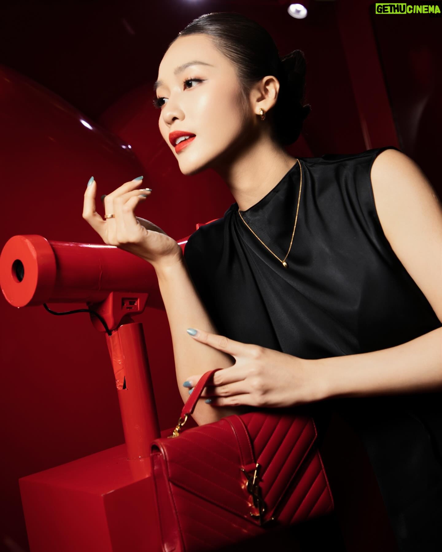 Khả Ngân Instagram - Hôm qua Ngân được ngắm nhìn bộ sưu tập giới hạn của nhà @yslbeauty - Love Loud Collectors với chất liệu latex vô cùng độc đáo nhân dịp mừng ngày 8/3 sắp đến nè❤️❤️ #yslbeautyvn #loveloud #khangan MUA: @joeynguyencutie Foto: @loanbe08 Stylits: @daonhuquynh