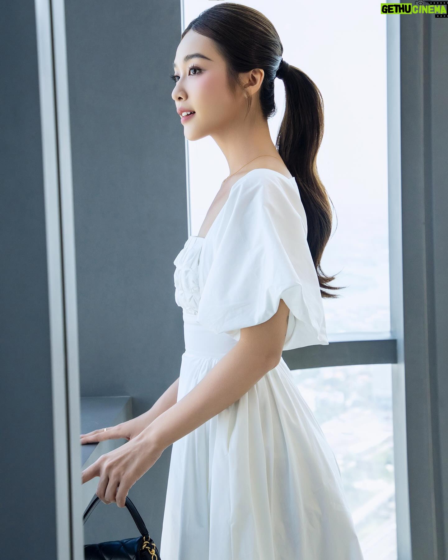 Khả Ngân Instagram - Every girl pretends she is a princess at one point, no matter how little her life is like that🫰🏻🐬🩵 #khangan #goodvibes #vibes #happiness