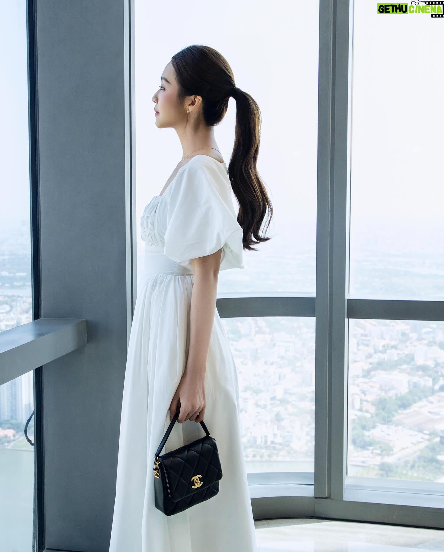 Khả Ngân Instagram - Every girl pretends she is a princess at one point, no matter how little her life is like that🫰🏻🐬🩵 #khangan #goodvibes #vibes #happiness