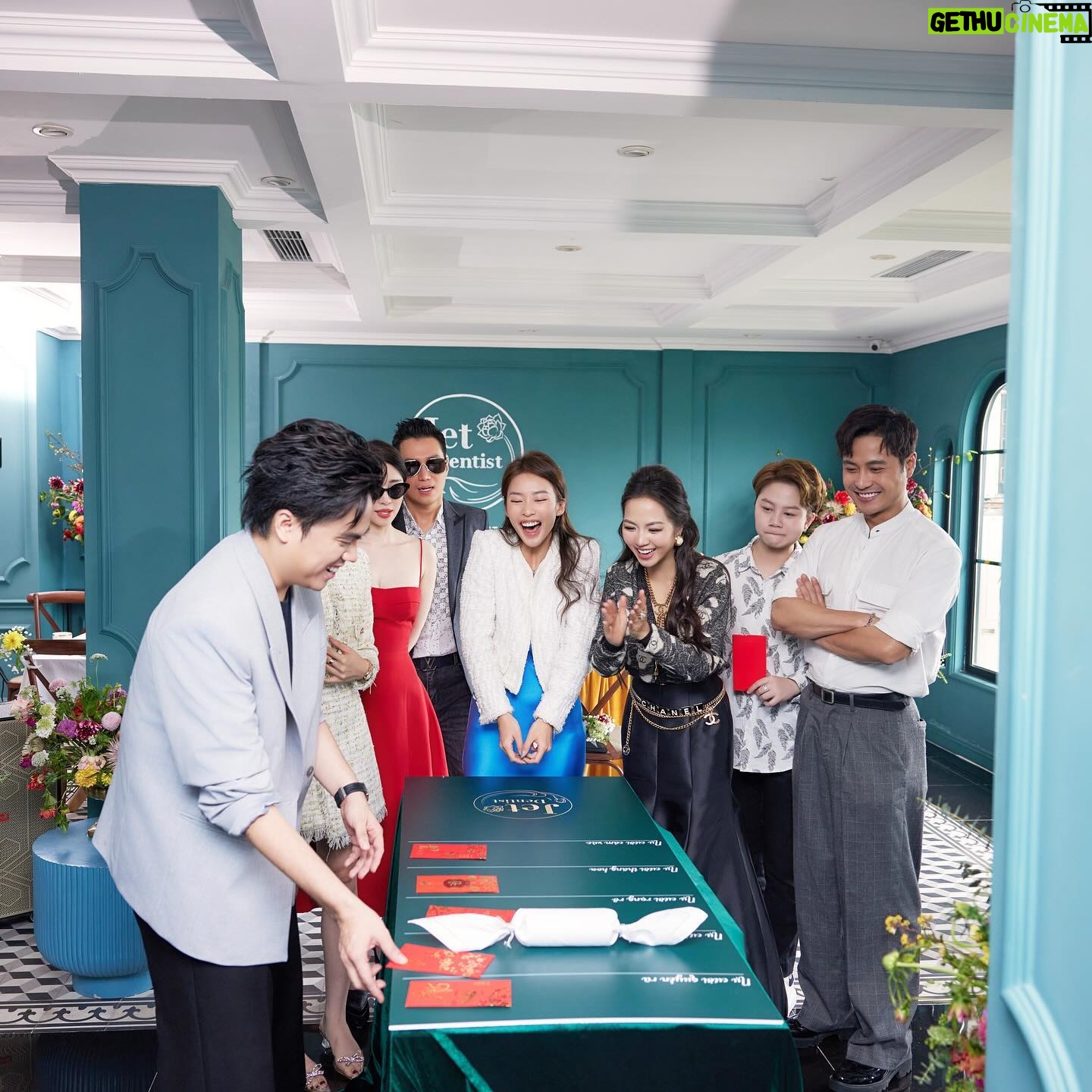 Khả Ngân Instagram - Năm nào cũng tưng bừng cùng chị yêu @phuongnguyenjet Năm nào cũng nổ máy điện thoại vì quá nhiều hình đẹp kakakak Yêu chị mình nhứt quả đất🩵🩵🧧🧧🥰🥰😘😘😘