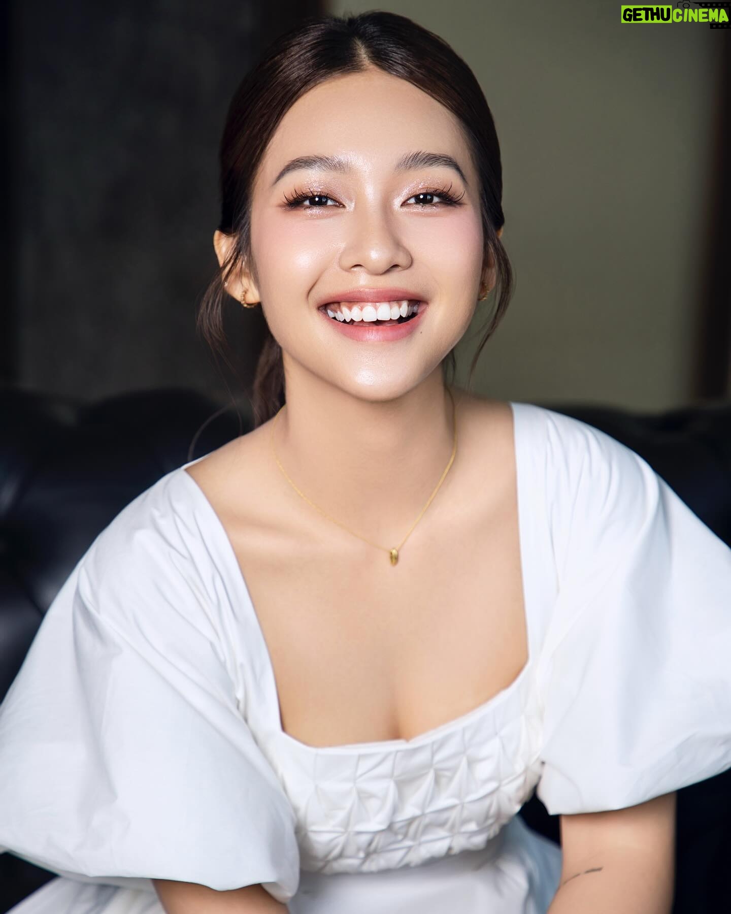Khả Ngân Instagram - Every girl pretends she is a princess at one point, no matter how little her life is like that🫰🏻🐬🩵 #khangan #goodvibes #vibes #happiness