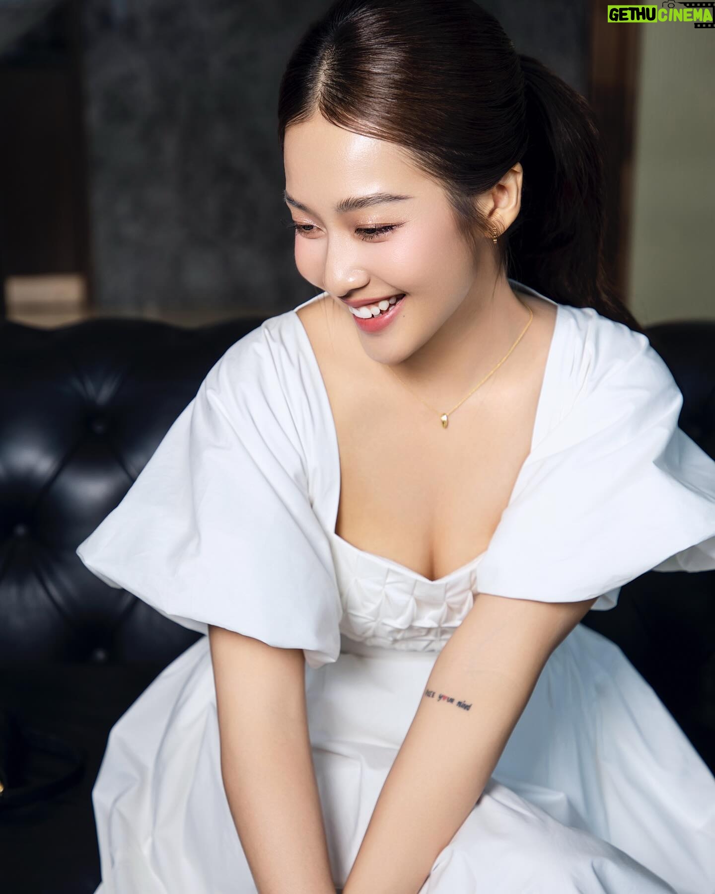 Khả Ngân Instagram - Every girl pretends she is a princess at one point, no matter how little her life is like that🫰🏻🐬🩵 #khangan #goodvibes #vibes #happiness