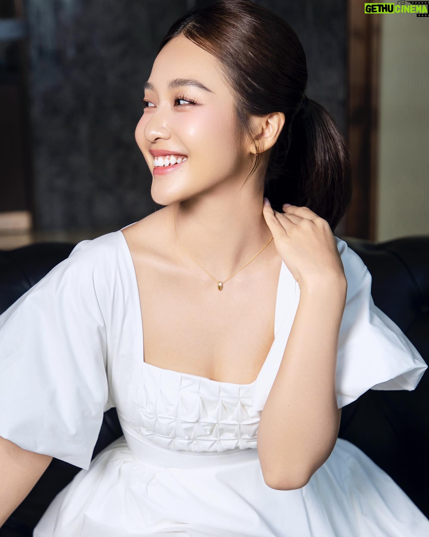 Khả Ngân Instagram - Every girl pretends she is a princess at one point, no matter how little her life is like that🫰🏻🐬🩵 #khangan #goodvibes #vibes #happiness