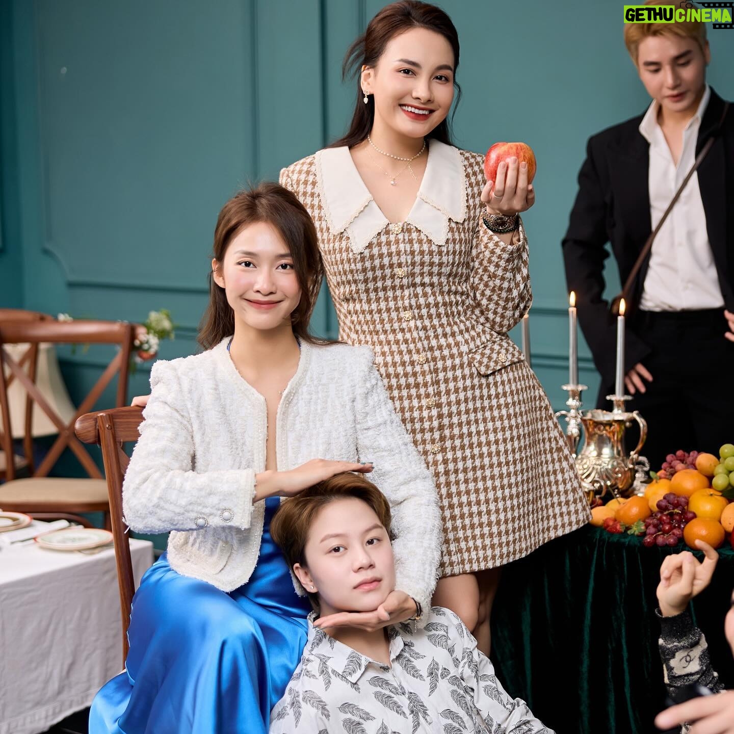 Khả Ngân Instagram - Năm nào cũng tưng bừng cùng chị yêu @phuongnguyenjet Năm nào cũng nổ máy điện thoại vì quá nhiều hình đẹp kakakak Yêu chị mình nhứt quả đất🩵🩵🧧🧧🥰🥰😘😘😘