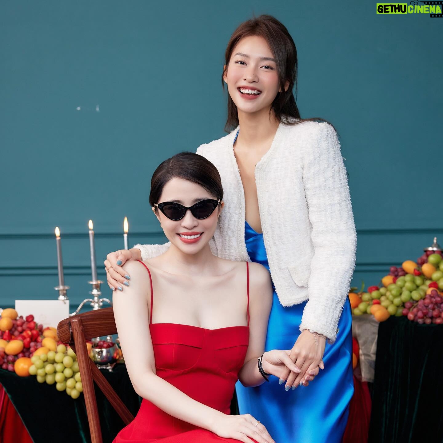 Khả Ngân Instagram - Năm nào cũng tưng bừng cùng chị yêu @phuongnguyenjet Năm nào cũng nổ máy điện thoại vì quá nhiều hình đẹp kakakak Yêu chị mình nhứt quả đất🩵🩵🧧🧧🥰🥰😘😘😘