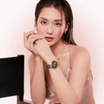 Khả Ngân Instagram - 2024 sẽ là năm đánh dấu sự chuyển mình trong định hướng cá nhân của Ngân, khi Ngân muốn thử sức với nhiều phong cách khác nhau. Chính vì thế mà thời gian này mình mua sắm siêu nhiều luôn, cũng thử rất nhiều style, có style phù hợp cũng có cái không, nhưng việc được thử sức và khám phá những khía cạnh mới lạ của bản thân cũng khiến Ngân cực kỳ hào hứng. Vì thường xuyên thay đổi phong cách nên Ngân ưu tiên chọn những phụ kiện có thể kết hợp với nhiều outfit khác nhau. May mắn sao Ngân đã tìm được em đồng Garmin Lily 2 cực hợp gu này đây! Ẻm là đồng hồ thông minh nhưng visual siêu bén, nhỏ nhắn, hoa văn trên mặt kính, màn hình cảm ứng ẩn cực tinh tế. Ẻm đáp ứng quá đủ 2 tiêu chí của Ngân đó là đẹp và tiện. Đẹp vì Ngân cần mix-match sao cho phù hợp với nhiều outfit, dây đeo còn có nhiều màu sắc, dễ dàng tháo ra thay đổi. Tiện là vì đồng hồ thông minh luôn có những tính năng hỗ trợ mình trong cuộc sống, đa môn thể thao và theo dõi sức khỏe 24/7, vì 1 ngày của mình cũng khá bận rộn. Từ giờ em Garmin Lily 2 này là 1 items không thể thiếu khi ra đường của Ngân rùi hihi. #GarminVietnam #Lily2 #ANewMe