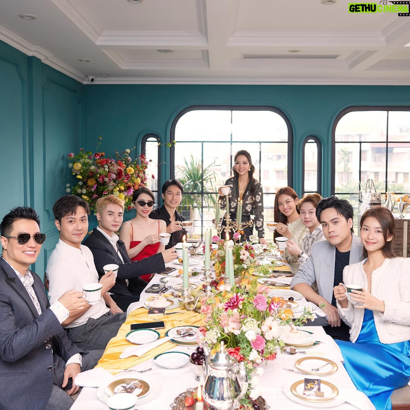 Khả Ngân Instagram - Năm nào cũng tưng bừng cùng chị yêu @phuongnguyenjet Năm nào cũng nổ máy điện thoại vì quá nhiều hình đẹp kakakak Yêu chị mình nhứt quả đất🩵🩵🧧🧧🥰🥰😘😘😘